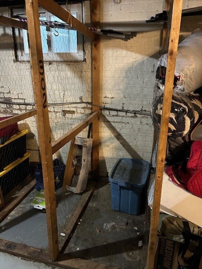 Building Photo - One Bedroom Apartment in Palisades NW Includes Parking