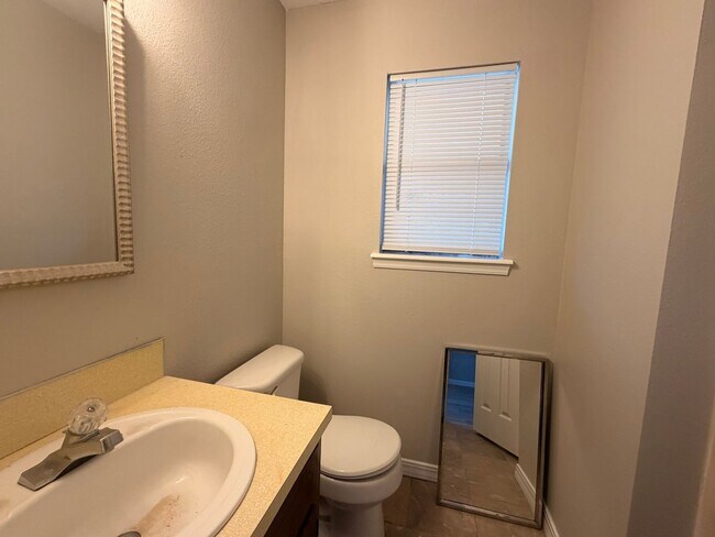 Building Photo - 801 Sequoyah Way