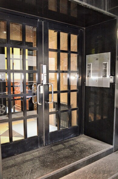 Building Photo - 305 E 95th St