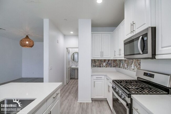 Building Photo - Stunning 3Bdm 2.5Ba Home in the Heart of I...