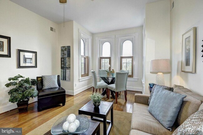 Building Photo - Spacious + Bright 1 Bedroom in Capitol Hill!