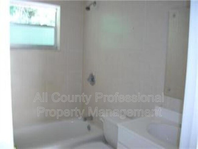 Building Photo - 2023 SW 29th Ave