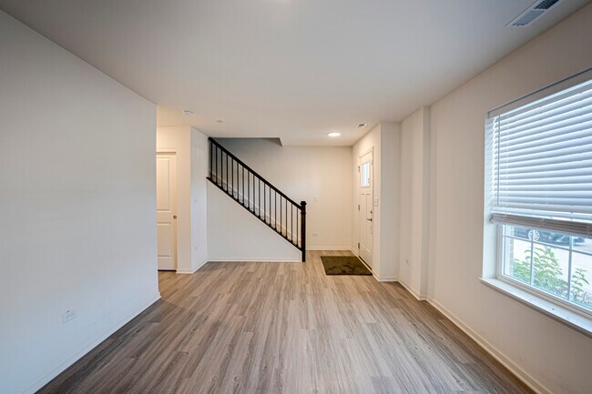 Building Photo - 2945 Showplace Dr