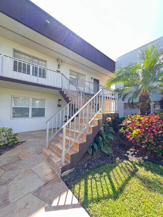 Building Photo - 698 Normandy Ln