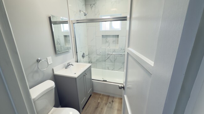 Bathroom - 9112 S Manhattan Pl