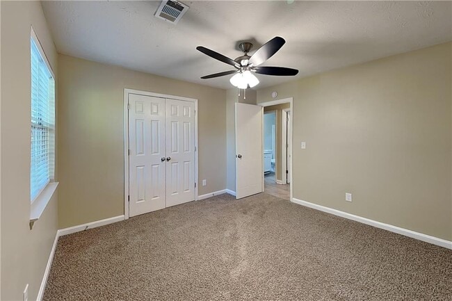 Building Photo - 4220 E Meadow Dr