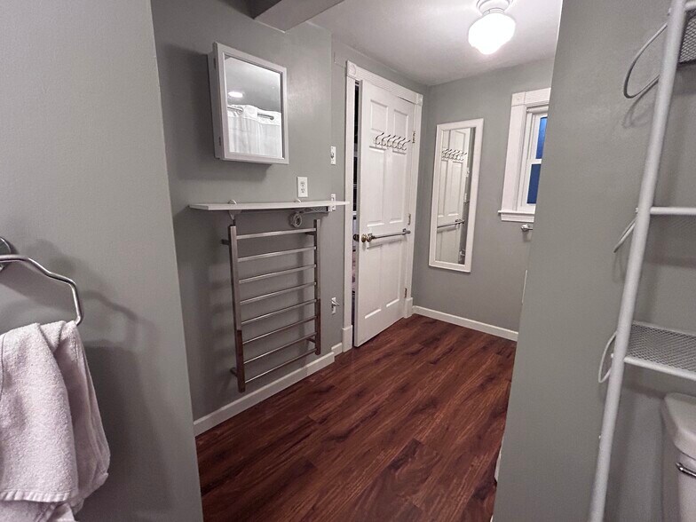 Bathroom w/ heated towel rack - 29 Lakeview Rd
