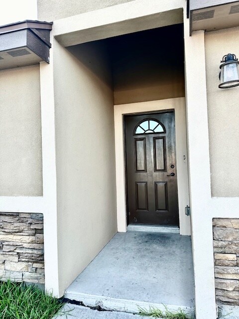 Building Photo - 2017 Treasure Oaks Dr