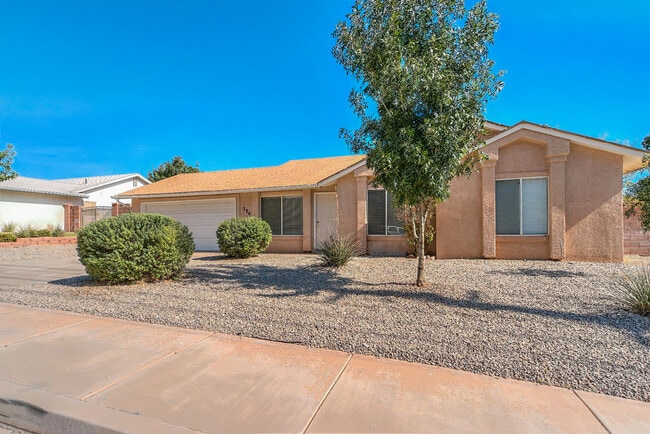 Building Photo - 3 Bedroom 2 bathroom home located near the...