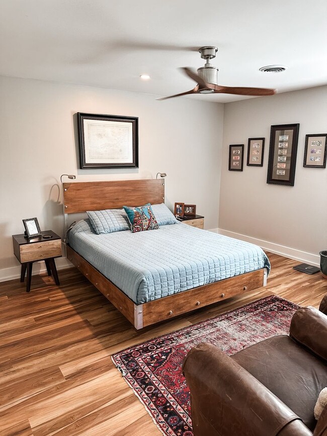 Building Photo - Lovely furnished 3 bedroom 2 bath home in ...