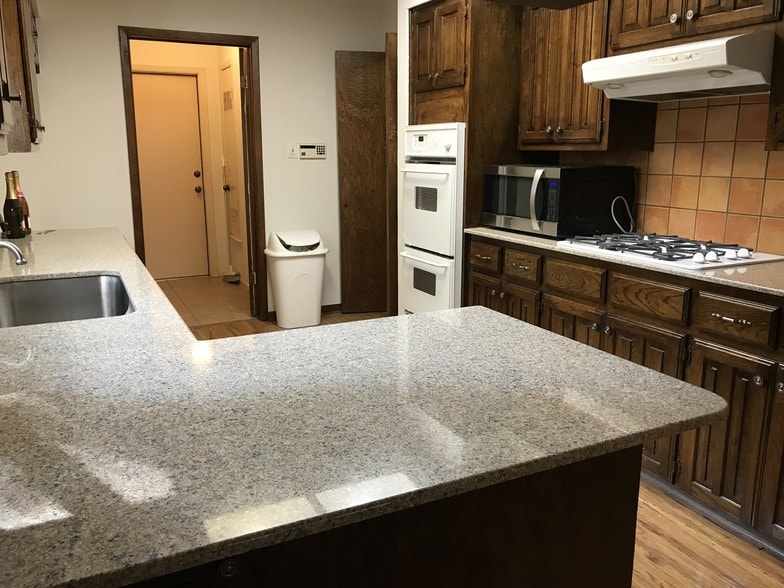 Kitchen - 11203 Oak View Dr