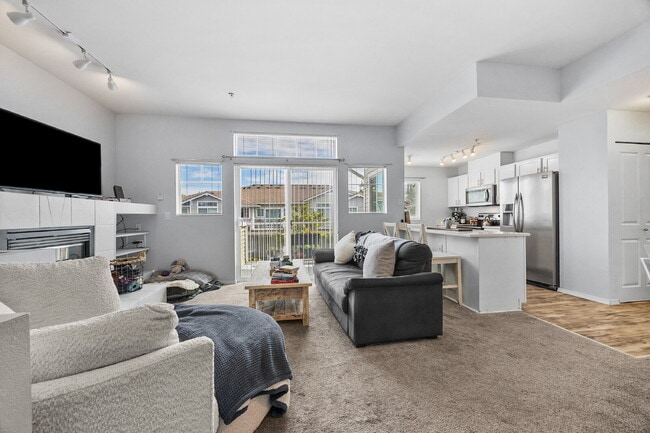 Building Photo - **NO SHOWINGS. WE ALREADY HAVE AN APPLICATION ON THIS CONDO**Cozy, modern, and will be READY TO M...