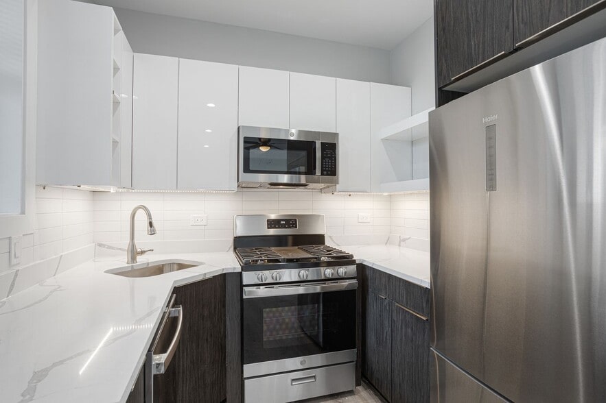 Building Photo - 6917 N Lakewood Ave