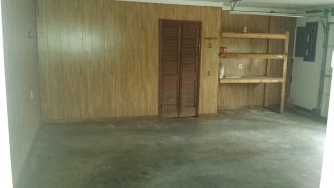 Building Photo - Large 2 Story Home 2540 SFT 3 Bed 2 Bath Home