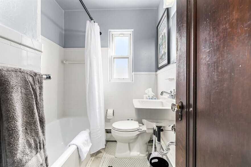 Building Photo - 522 W Hudson Ave