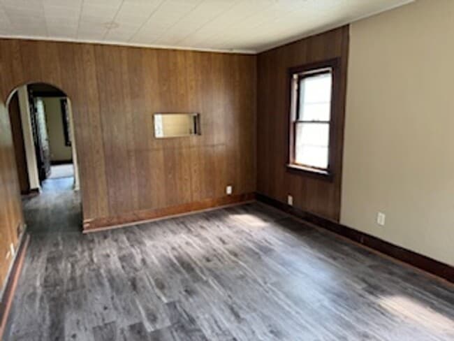 Building Photo - 628 Kern St