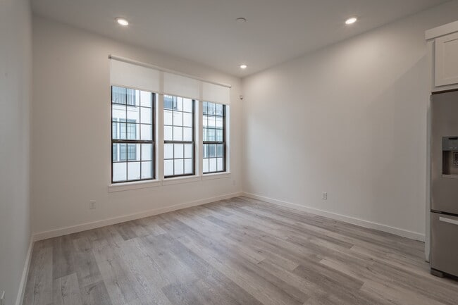 Building Photo - Gated Luxury Townhomes with yard + Roof Patio