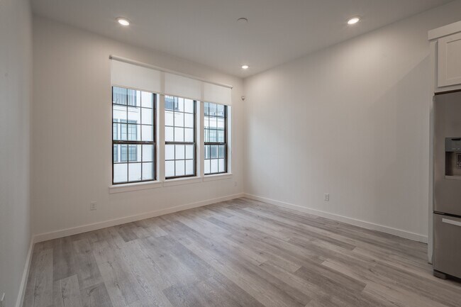 Building Photo - Modern 3-Story Townhome with Private Balcony & Attached Garage in the Heart of Dallas