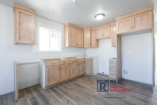 Building Photo - 5405 Park Lawn Dr