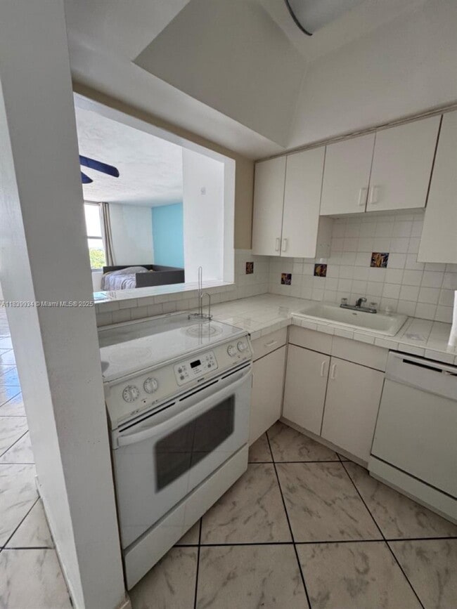 Building Photo - 2899 Collins Ave