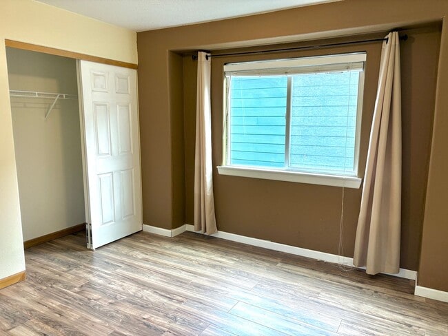 Building Photo - Montavilla 3 bed, 2 1/2 bath house