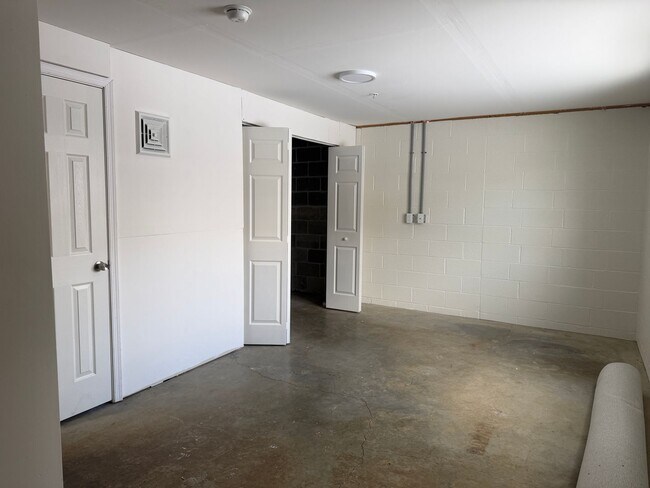 Building Photo - 12-12 Creekside Dr