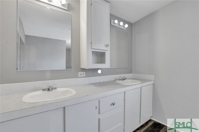 Building Photo - 3 Pine Rd