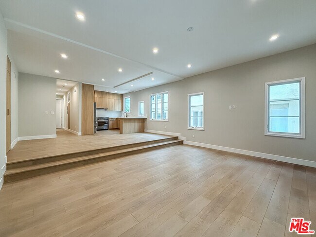 Building Photo - 150 N Arnaz Dr