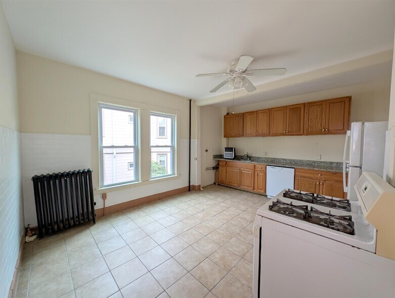 Building Photo - 102 Sycamore St