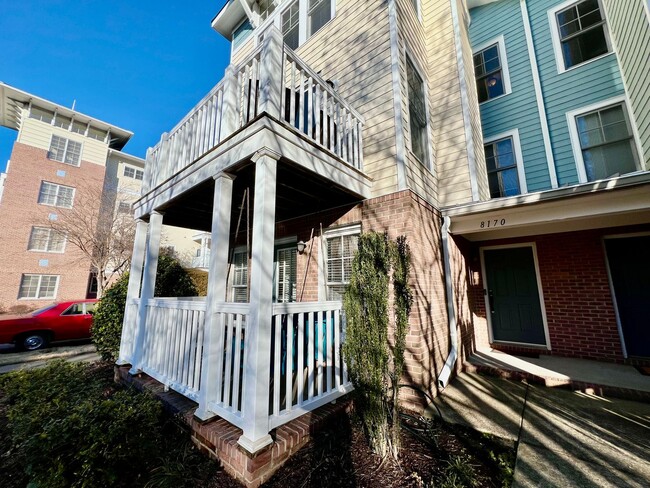 Building Photo - Beautiful end-unit townhome in the coastal...