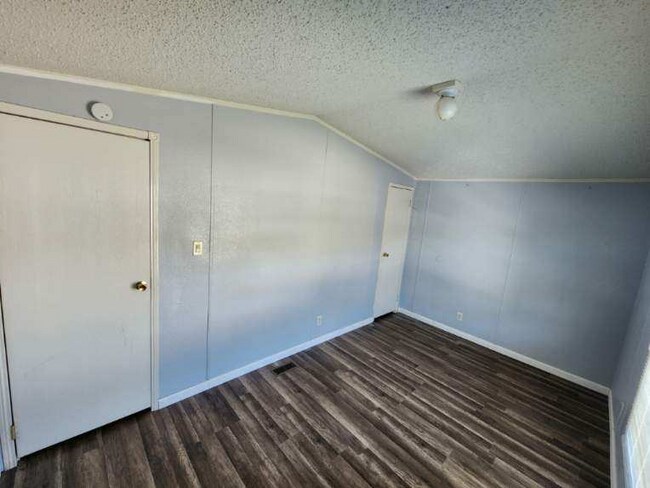 Building Photo - 2046 Sens Rd