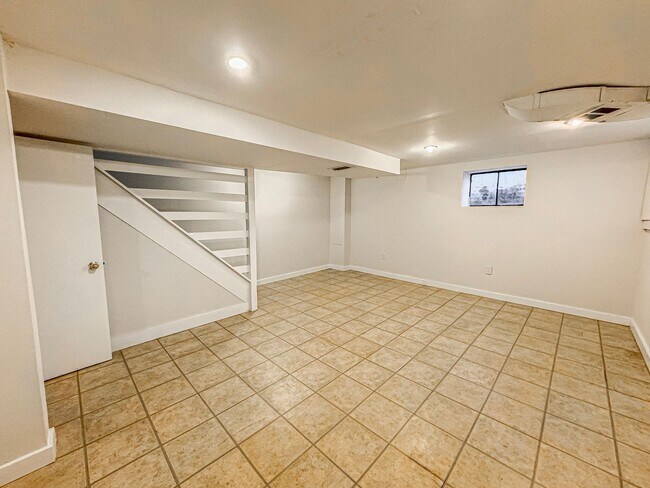 Building Photo - Beautiful 3 Bed 1 Bath End Row Brick Townhouse With Fenced In Yard In River Terrace