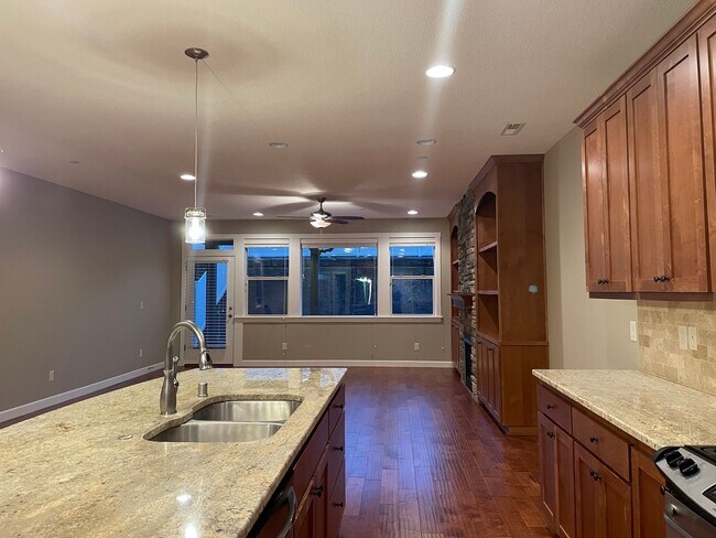 Building Photo - BEAUTIFUL LUXURY Style Townhouse with a gorgeous VIEW! Gated community in Camas! Top Rated Schools!