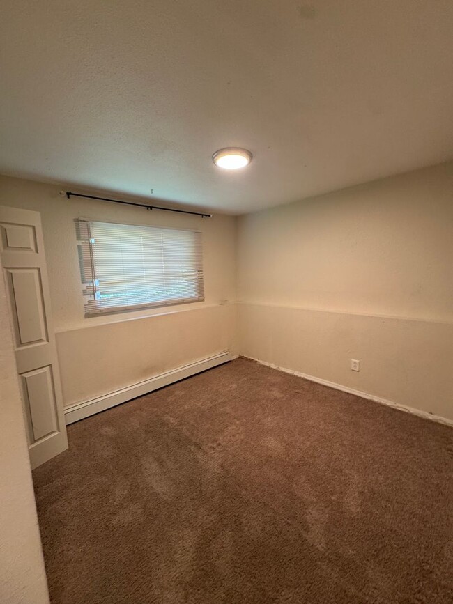Building Photo - 2 bed/ 1 bath in well maintained 4plex