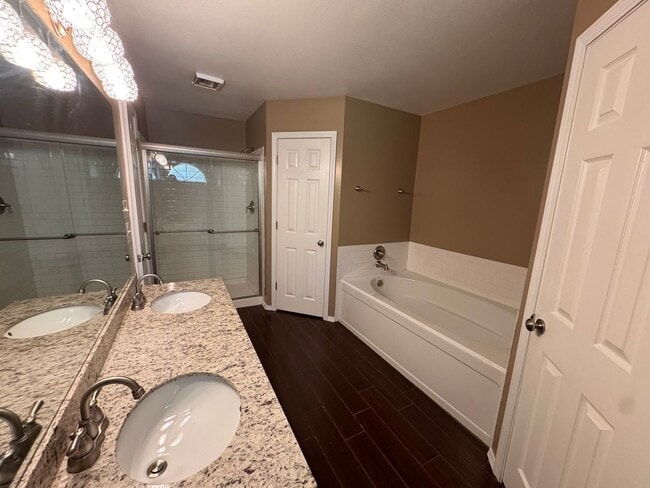 Building Photo - Large 3 bed 2 bath with 2 car garage.