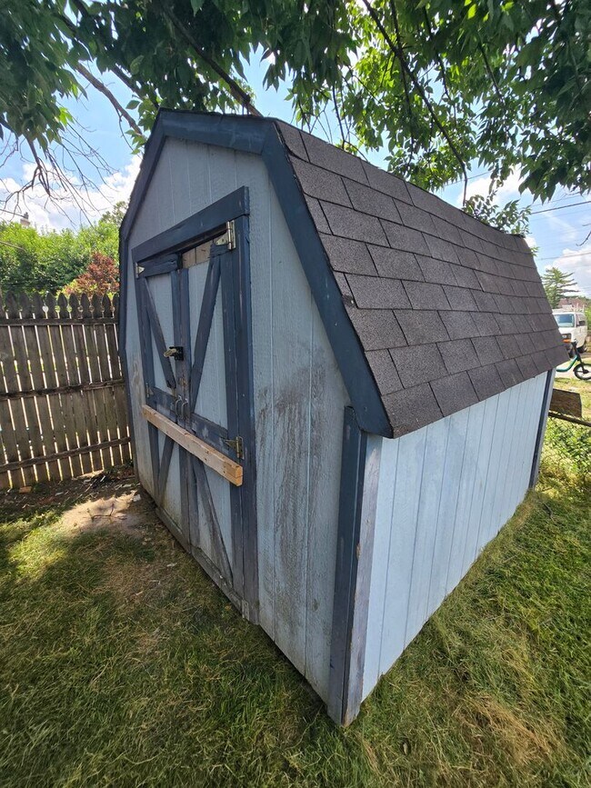 Building Photo - 2 BEDROOM SINGLE FAMILY HOME