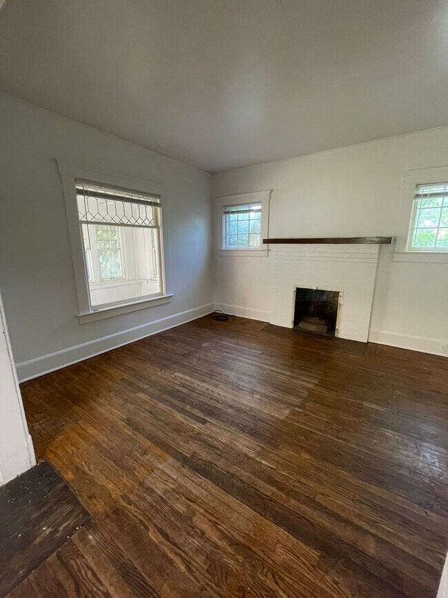 Building Photo - Spacious Home Near U-M | Enclosed Porch, In-Unit Laundry, & On-site Parking!