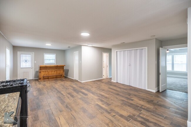 Building Photo - XL HOME!  3 bed, 1 bath, LOTS OF ROOM!