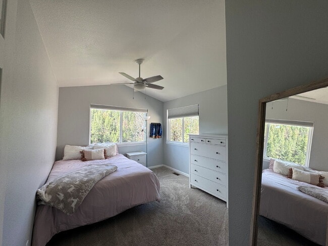 Building Photo - "Charming 4-Bed Oasis with 3 Full Baths and 2,275 Sq Ft of Comfort in Evergreen, CO!"