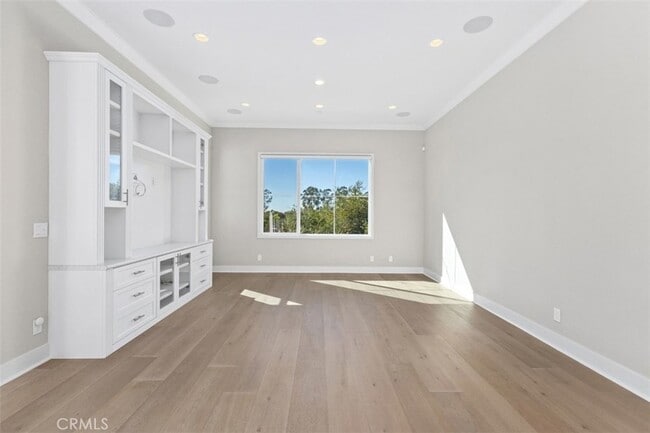 Building Photo - 157 Novel