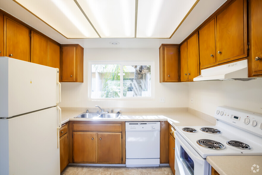 2 BR, 2 BA - 860 SF - La Cuesta