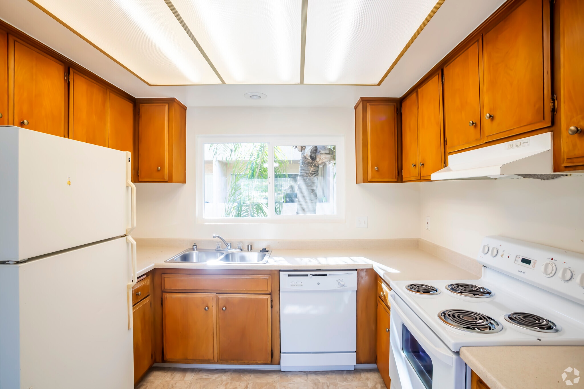 2 BR, 2 BA - 860 SF - La Cuesta