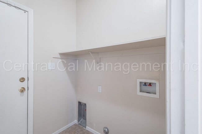 Building Photo - 4 Bedroom, 2 Bath Home - $2450 per month!
