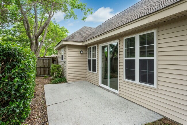 Building Photo - 808 Spy Glass Ct