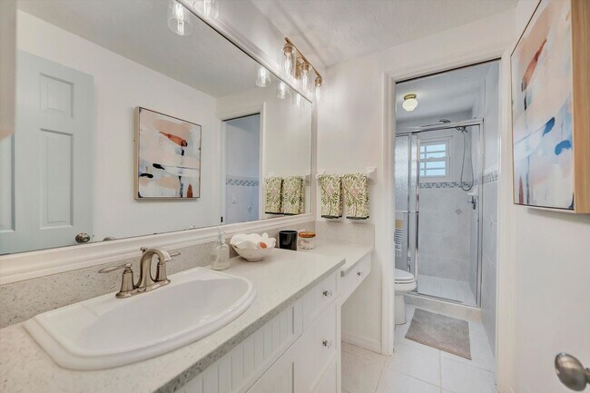 Building Photo - Luxury 5 Bed/4 Bath Pool Home on a Golf Course in Central Sarasota