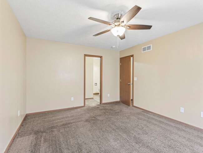 Building Photo - Beautiful Finishes in Newer Neighborhood