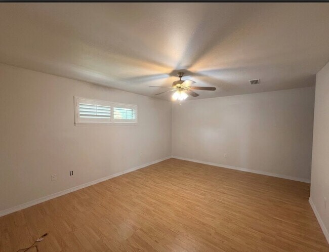 Building Photo - 318 Powell Dr