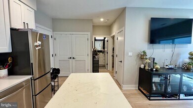 Building Photo - 1016 17th Pl NE