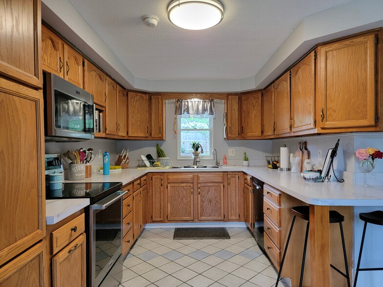 Building Photo - 557 Pitney Rd