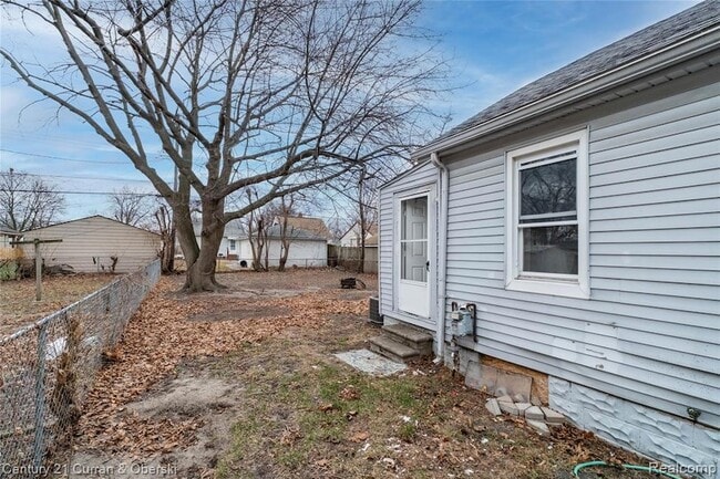 Building Photo - 23141 Harding Ave